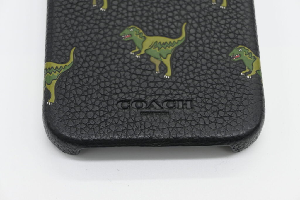 下部に型押しされたCOACHの刻印