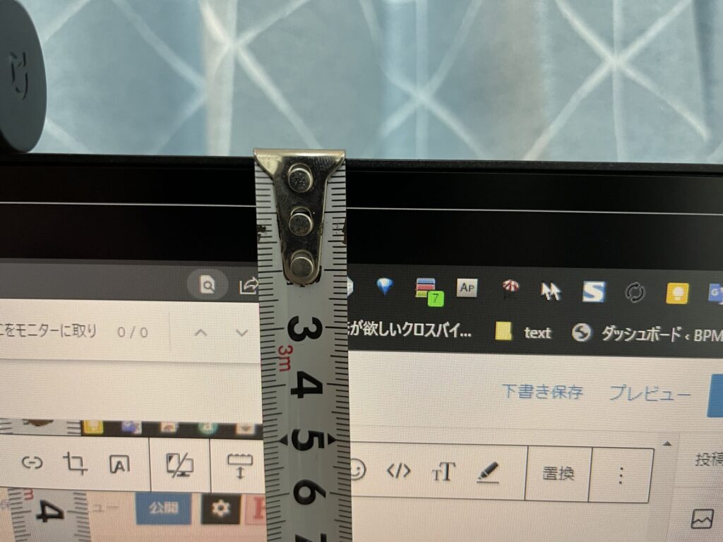 モニターのベゼルをメジャーで測る様子