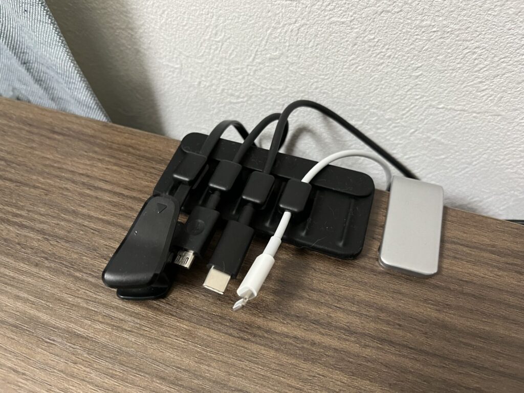 Anker Magnetic Cable Holderをデスクに設置した様子