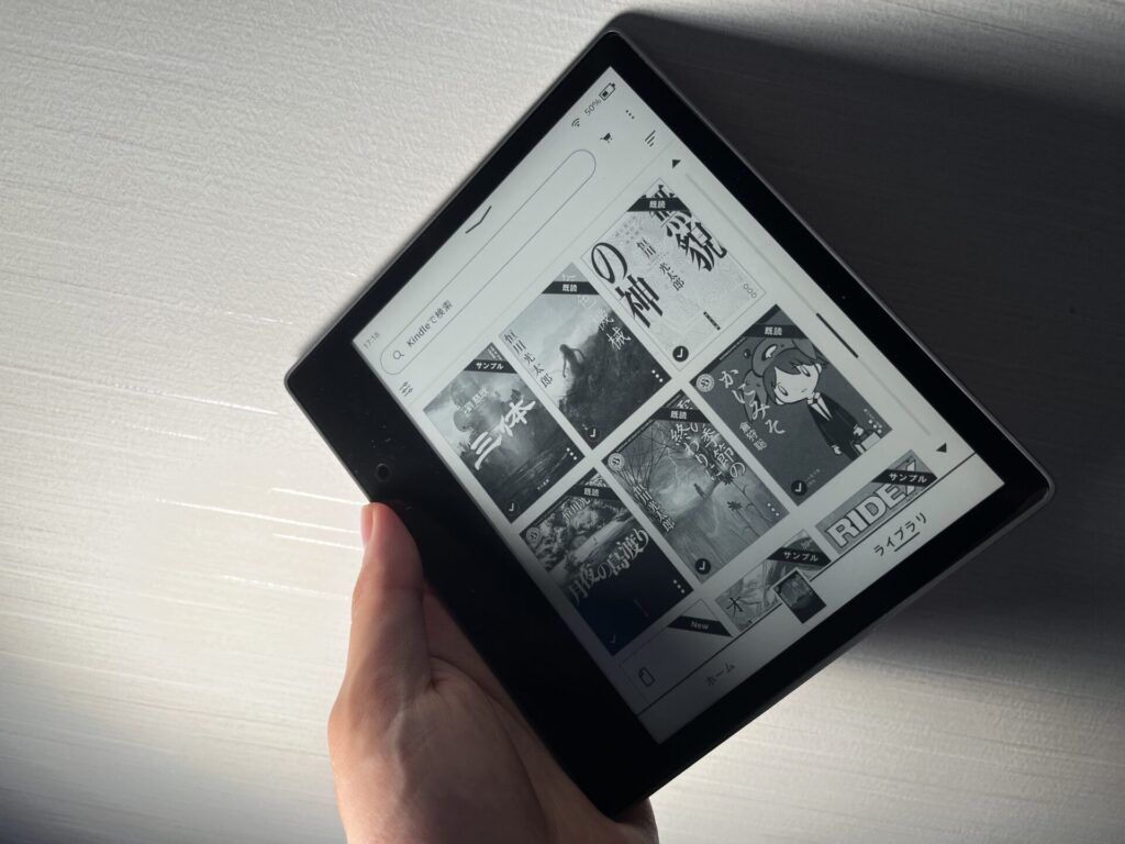 Kindle Oasisを間接照明で照らした様子